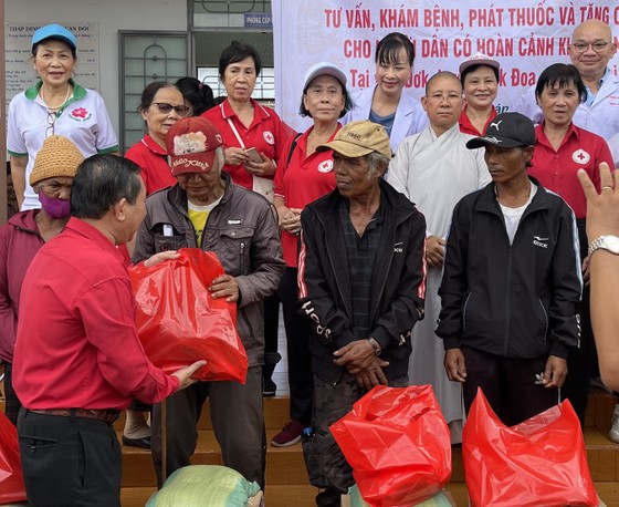 Hội Chữ thập đỏ quận Bình Thạnh cấp phát thuốc, tặng quà cho người dân đồng bào ở Gia Lai ảnh 1