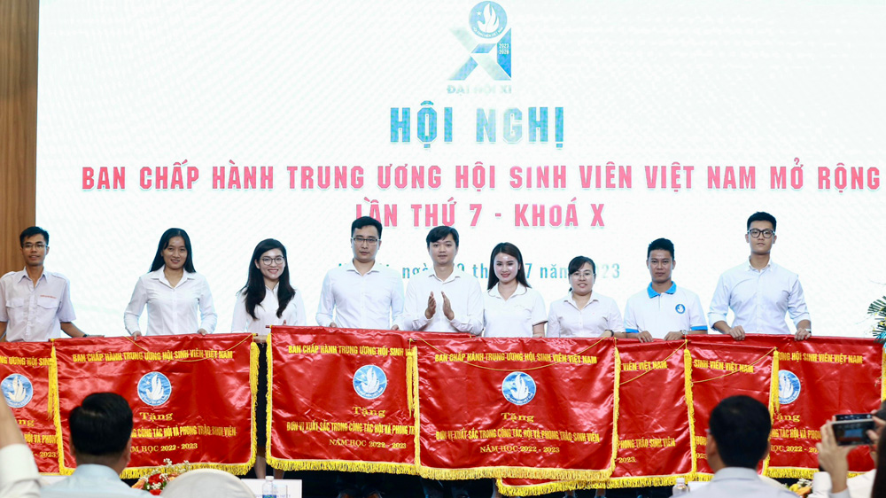 Đại diện Hội Sinh viên Trường Đại học Đà Lạt (thứ 4 từ trái qua) nhận Cờ thi đua của Ban Chấp hành Trung ương Hội Sinh viên Việt Nam