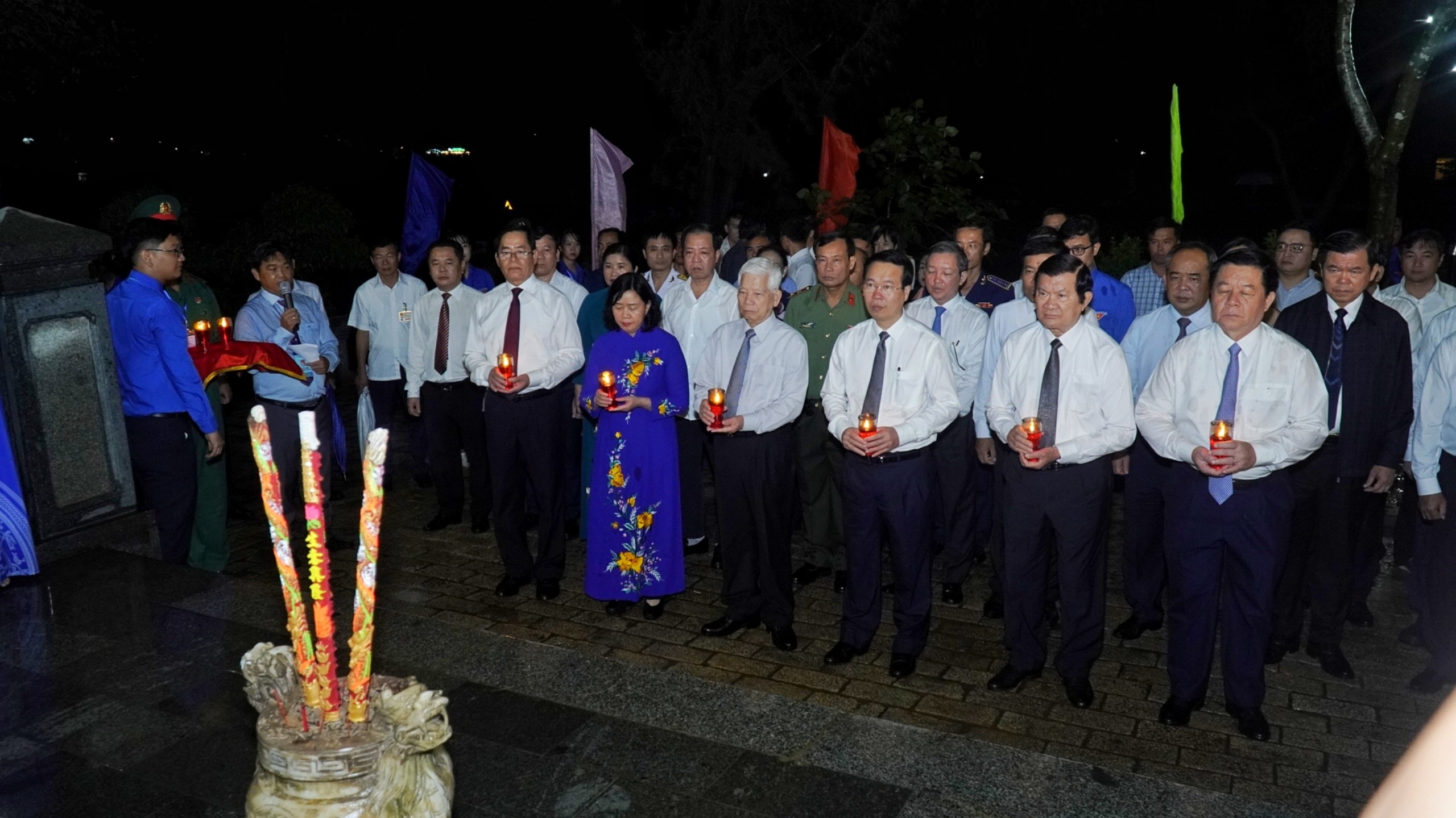 hủ tịch nước Võ Văn Thưởng cùng lãnh đạo, nguyên lãnh đạo Đảng, nhà nước và các bộ, ngành, địa phương dâng nến trước phần mộ các anh hùng liệt sĩ