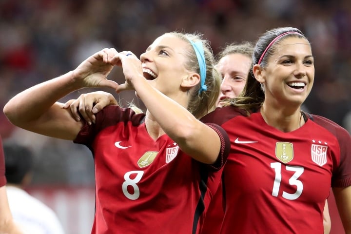 Julie Ertz và Alex Morgan của đội tuyển Mỹ.