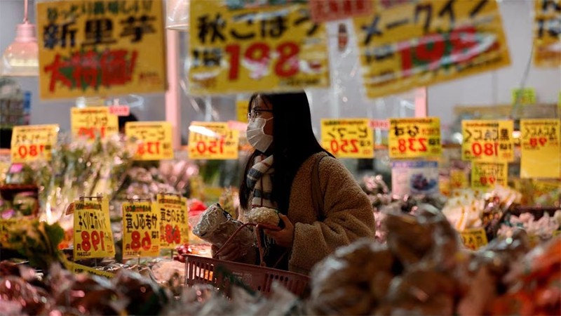 Người phụ nữ mua sắm tại một siêu thị ở Tokyo, Nhật Bản, ngày 20/1/2023. (Ảnh: Reuters)

