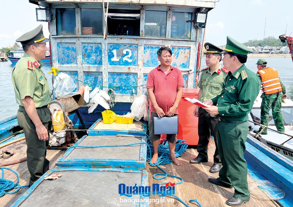 Lực lượng An ninh Công an tỉnh phối hợp kiểm tra tàu thuyền đánh bắt xa bờ.  ẢNH: PV