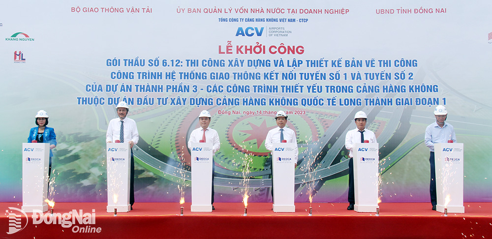 Các đại biểu thực hiện nghi thức khởi công dự án