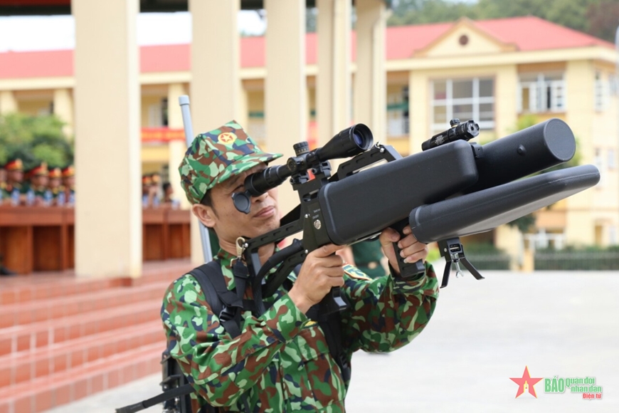 Thiết bị chế áp các phương tiện bay không người lái siêu nhẹ do Học viện Kỹ thuật Quân sự nghiên cứu, chế tạo.  Ảnh: HOÀNG HẢI 