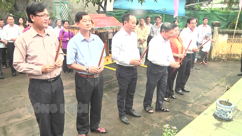 Lãnh đạo tỉnh, huyện các ban ngành huyện xã dâng hương tại Lăng mộ Lãnh binh Nguyễn Ngọc Thăng.