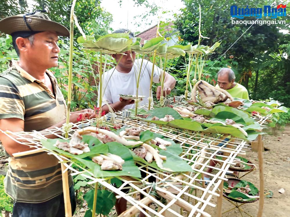 Người Hrê ở Ba Tơ đặt lễ vật lên giàn cúng làm từ cây đót và lá tép.  Ảnh: MINH ĐÁT