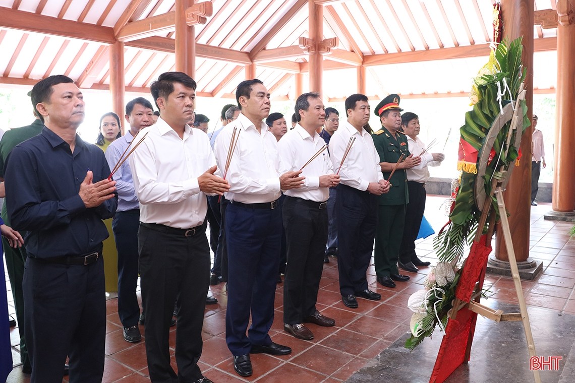 Lãnh đạo Hà Tĩnh dâng hương tại các nghĩa trang Trường Sơn, Đường 9