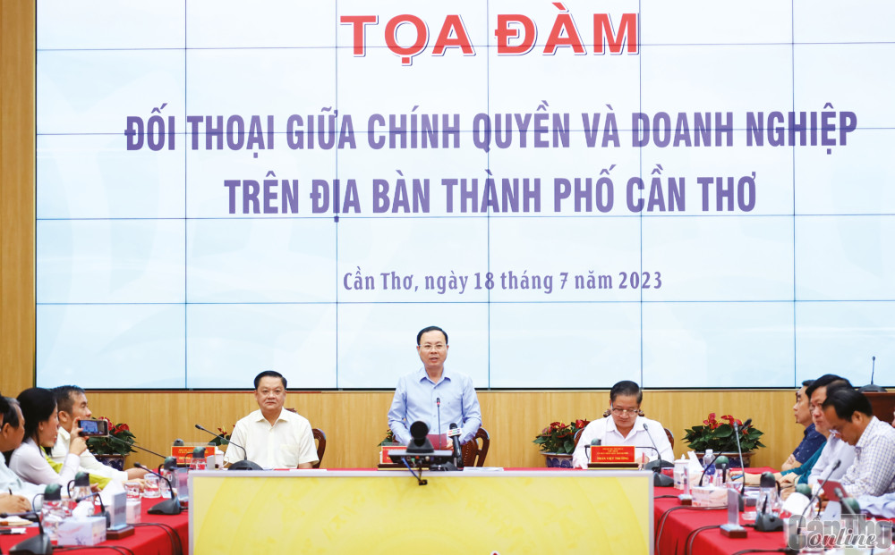 Ông Nguyễn Văn Hiếu, Ủy viên dự khuyết Ban Chấp hành Trung ương Đảng, Bí thư Thành ủy Cần Thơ, phát biểu tại buổi đối thoại. Ảnh: N.H 