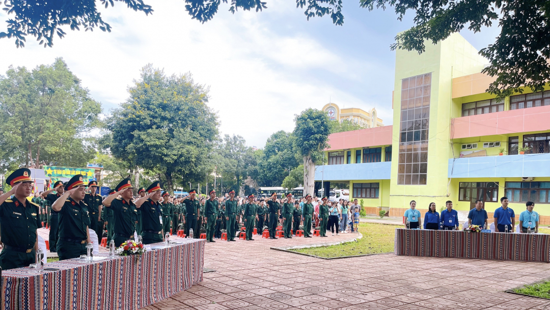 Các đại biểu và chiến sĩ tham dự buổi lễ.