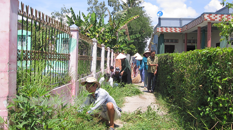 Nhân dân thực hiện quyền làm chủ thông qua việc hưởng ứng tham gia Ngày Chủ nhật nông thôn mới, làm đẹp cảnh quan môi trường. Ảnh: H. Đức