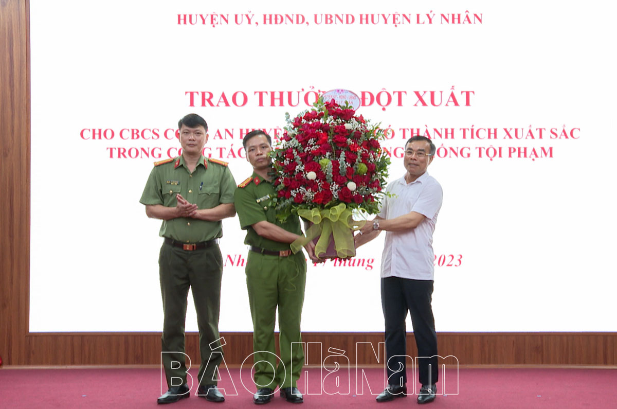 Trao thưởng đột xuất cho cán bộ chiến sĩ Công an huyện Lý Nhân truy bắt nhanh nhóm đối tượng lừa đảo trên không gian mạng