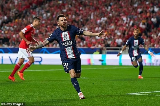 Messi ăn mừng bàn thắng cực đẹp trước Benfica