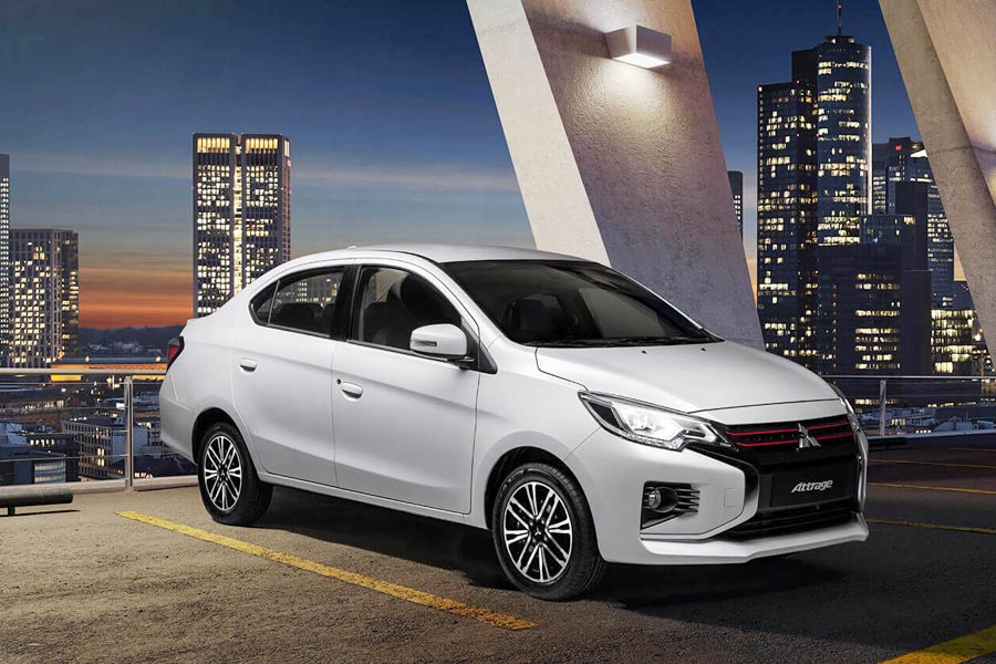 Dù là sedan hạng B, Mitsubishi Attrage lại có giá khởi điểm tương đương các mẫu xe trong phân khúc hạng A. Phiên bản số sàn của Mitsubishi Attrage có giá niêm yết 360 triệu đồng và là mức dễ tiếp cận nhất trong phân khúc sedan bình dân. Các phiên bản CVT và CVT Premium của mẫu sedan nhập Thái này có giá niêm yết lần lượt 465 triệu và 490 triệu đồng. Mitsubishi Attrage là mẫu xe duy nhất trong phân khúc được trang bị động cơ 1.2L cho công suất tối đa 78 mã lực cùng mô-men xoắn cực đại 100 Nm. Ảnh: Mitsubishi