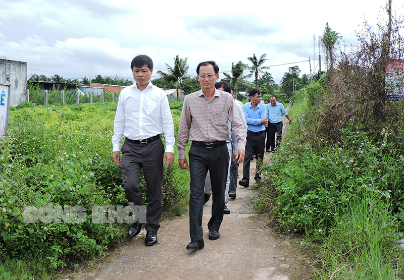 Phó chủ tịch UBND tỉnh Nguyễn Minh Cảnh cùng đoàn khảo sát tại sân vận động huyện.