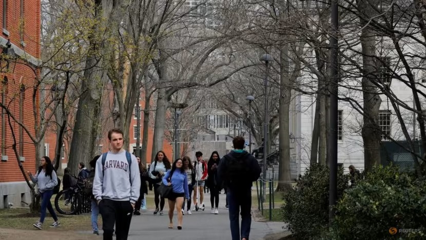  Sinh viên trong khuôn viên Đại học Harvard (Mỹ). Ảnh: REUTERS 