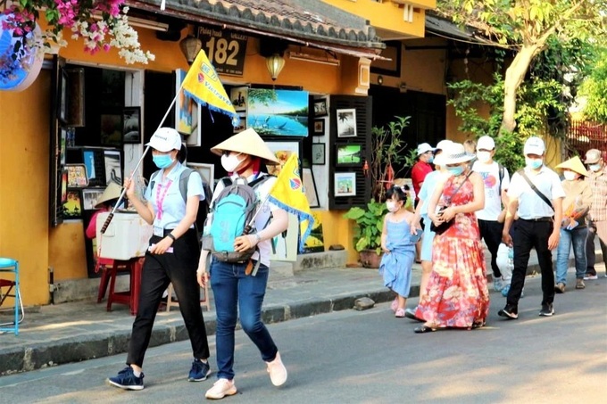 Nghề dắt người khác đi chơi: Làm một mùa ăn cả năm, dễ bị gạ tình - 1