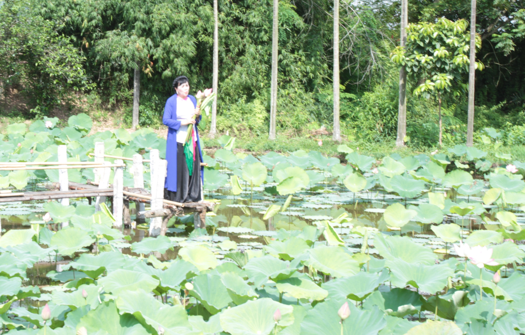 Nghệ nhân dân gian Thanh Hương thể hiện một bài hát chèo ca ngợi công ơn của Bác Hồ.