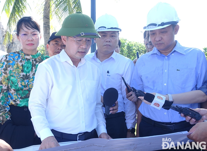 Bí thư Thành ủy Nguyễn Văn Quảng (thứ 2 từ trái sang) chỉ đạo nghiên cứu, đề xuất chủ trương tuyến cống thoát nước mưa từ ven biển Mỹ Khê, Mỹ An về sông Hàn. Ảnh: HOÀNG HIỆP