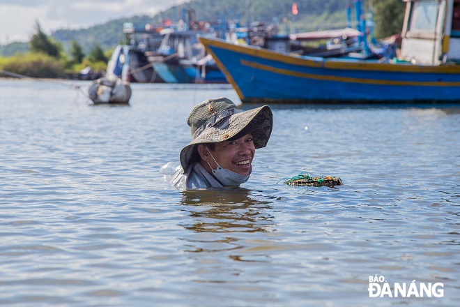 Muốn bắt được phi kích cỡ to, nhiều người đàn ông đã phải ngâm mình dưới dòng nước lợ cao từ 1,2 - 1,4 mét từ trưa đến chiều tối.