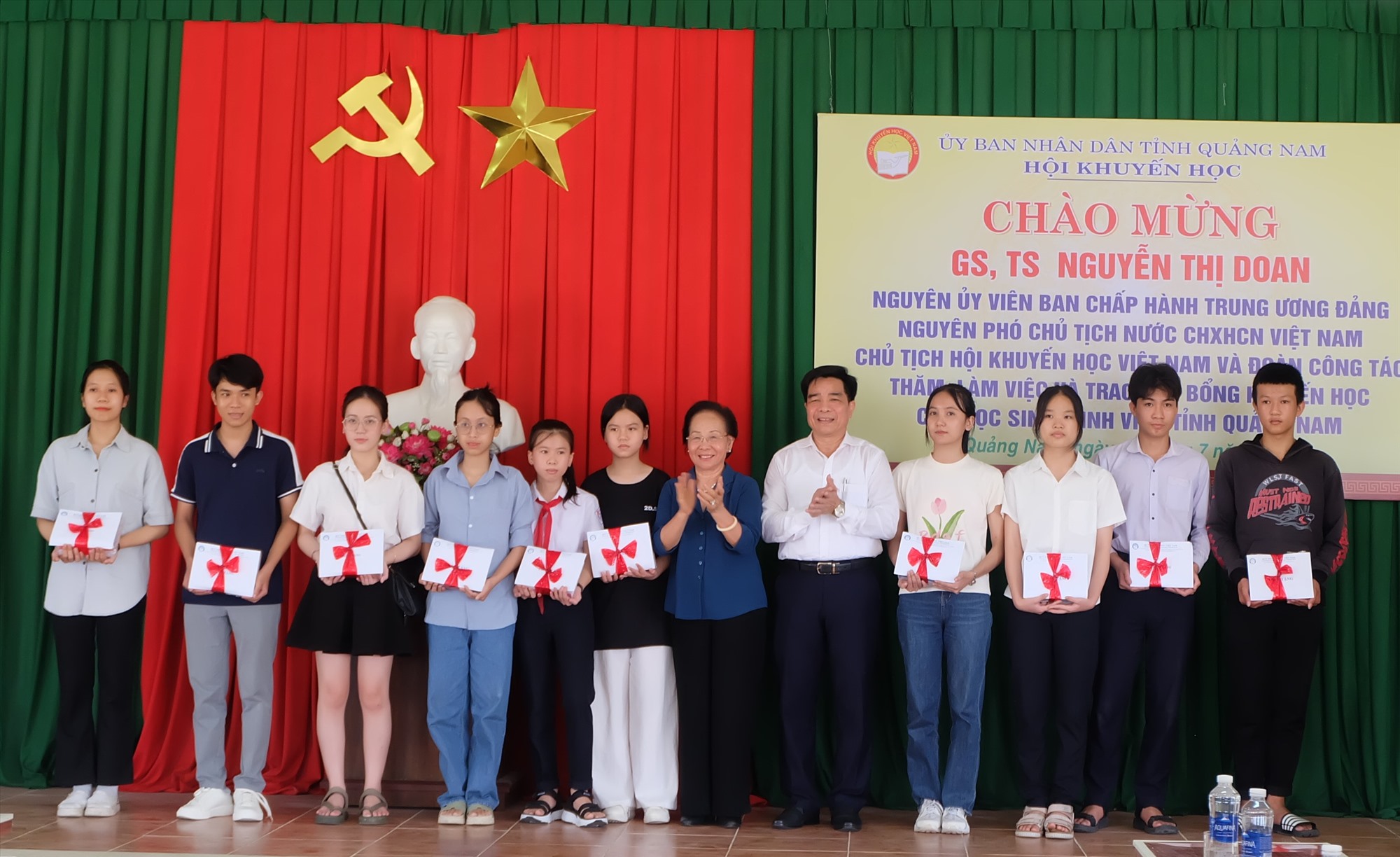 Nguyên Phó Chủ tịch nước, Chủ tịch Hội Khuyến học Việt Nam Nguyễn Thị Doan và Phó Bí thư Thường trực Tỉnh ủy Lê Văn Dũng trao học bổng cho các em học sinh, sinh viên. Ảnh: M.L