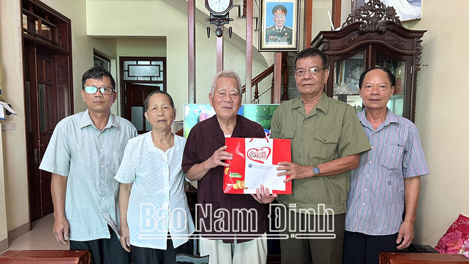 Hội Cựu thanh niên xung phong tỉnh thăm, tặng quà cho hội viên phường Trần Quang Khải (thành phố Nam Định).