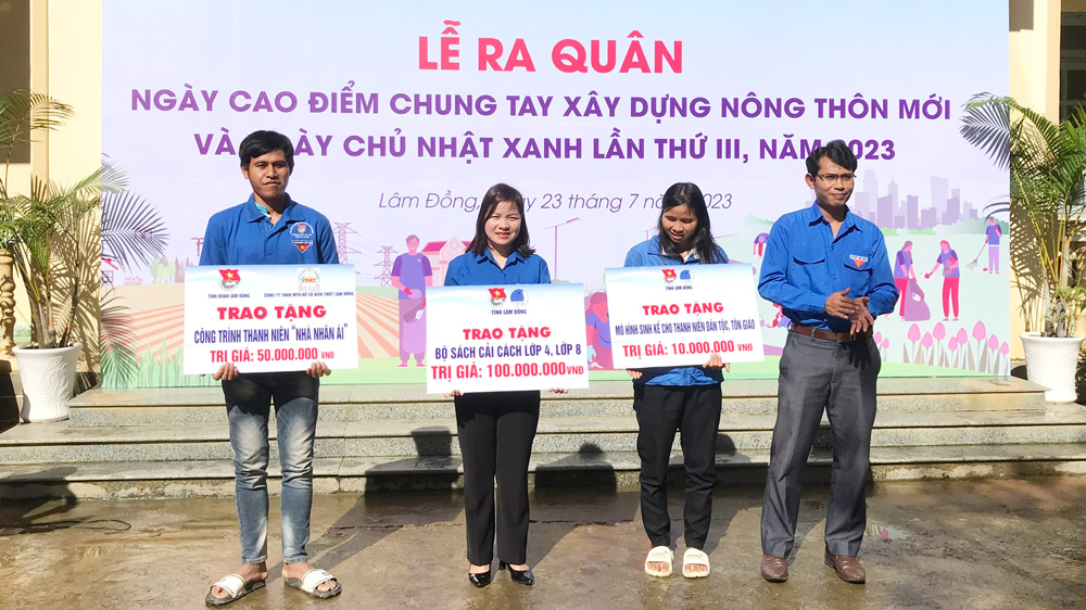 Tỉnh Đoàn trao tặng các công trình ý nghĩa cho Huyện Đoàn Đam Rông và đoàn viên, thanh niên xã Đạ M’Rông