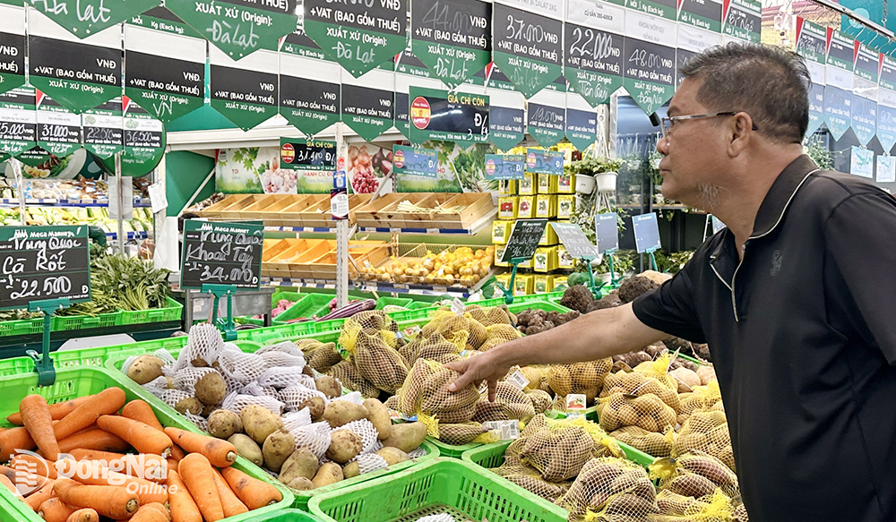 Nhiều mặt hàng tại các siêu thị được hưởng mức ưu đãi thuế giá trị gia tăng còn 8%. Ảnh minh họa: N.Liên