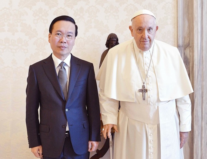 Chủ tịch nước Võ Văn Thưởng và Giáo hoàng Francis tại Vatican hôm 27/7. Ảnh: TTXVN