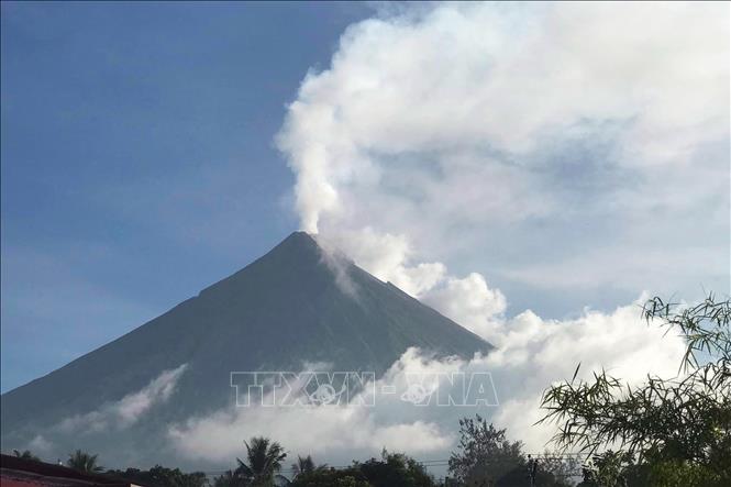 Núi lửa Mayon phun trào tại Philippines làm gia tăng hoạt động địa chấn 