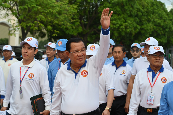 Thủ tướng Campuchia Hun Sen vẫy tay chào người ủng hộ trong cuộc vận động tranh cử ở Phnom Penh ngày 1/7. Ảnh: AFP