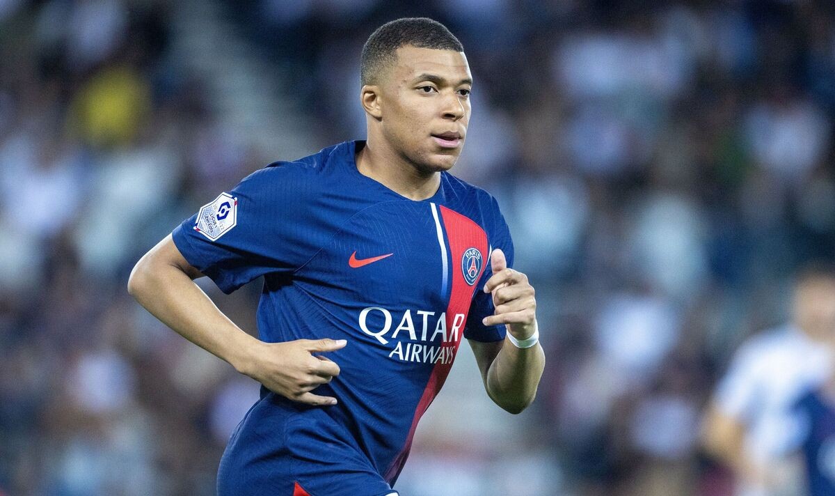 cầu thủ ngày 12/7: PSG đàm phán lại Kylian Mbappe;