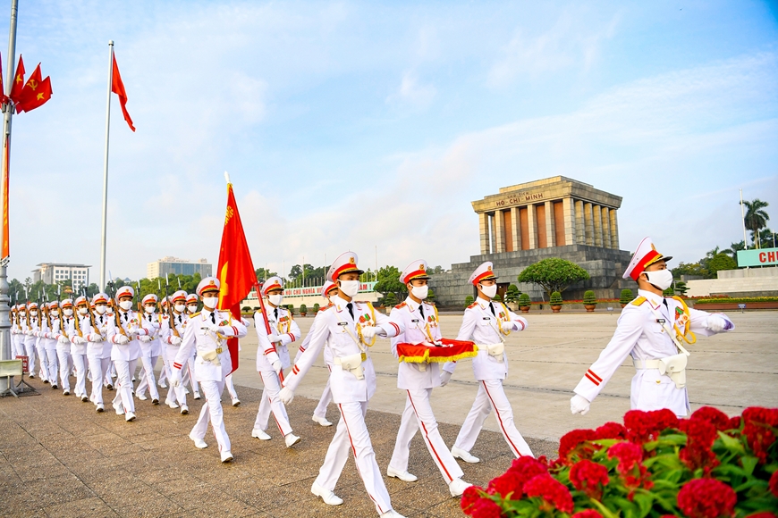  Đội tiêu binh danh dự duyệt đội ngũ qua Lăng Chủ tịch Hồ Chí Minh. Ảnh: TUẤN HUY