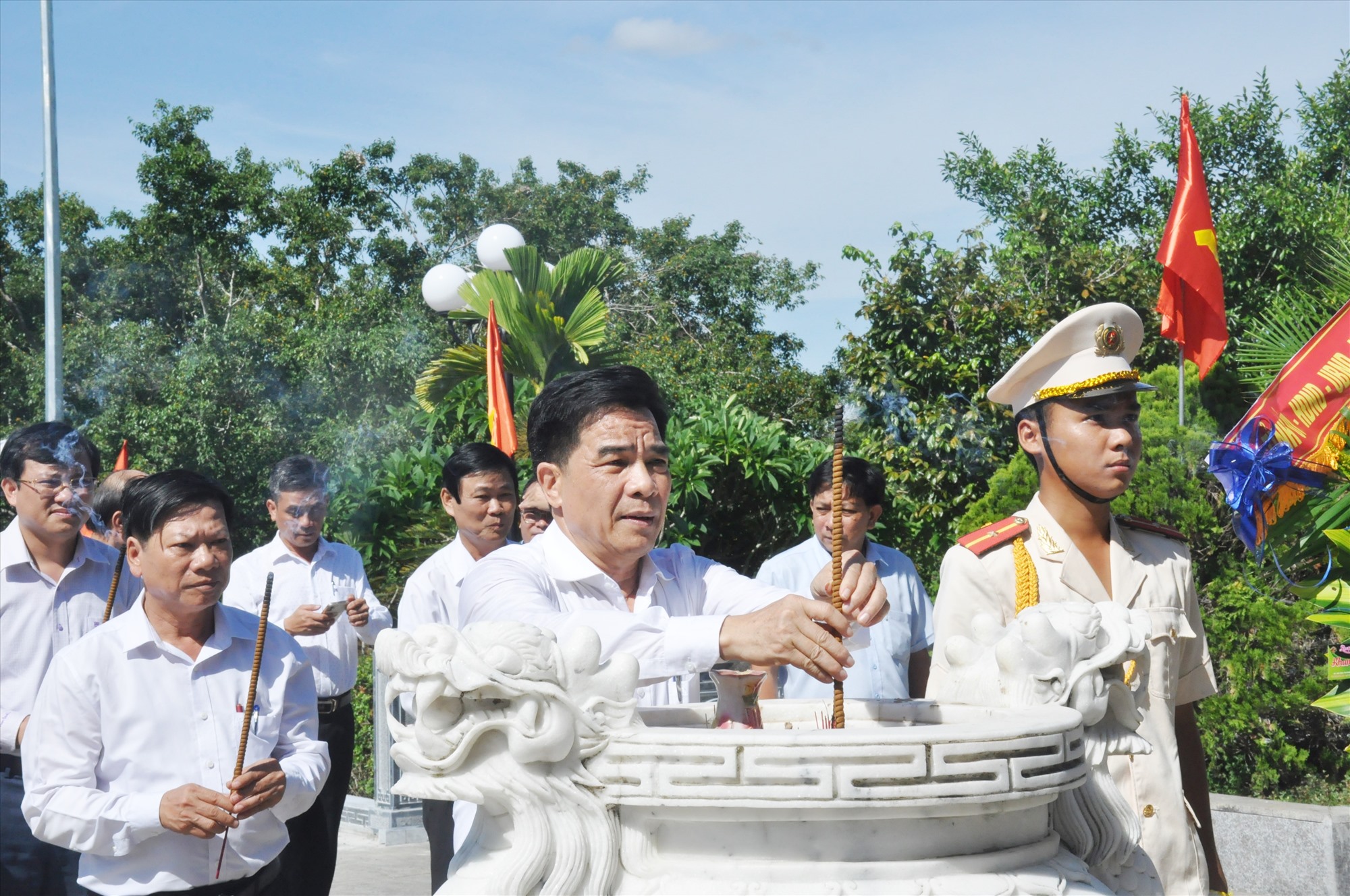 Phó Bí thư Thường trực Tỉnh ủy Lê Văn Dũng dâng hương tại Đền Liệt sĩ huyện Quế Sơn. Ảnh: N.Đ