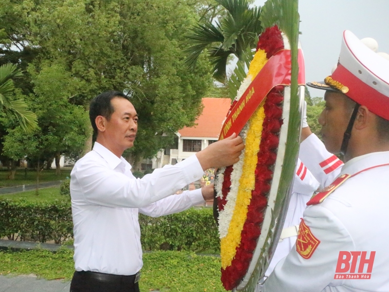 Phó Bí thư Tỉnh ủy Trịnh Tuấn Sinh viếng các anh hùng liệt sĩ hi sinh tại chiến trường Điện Biên Phủ