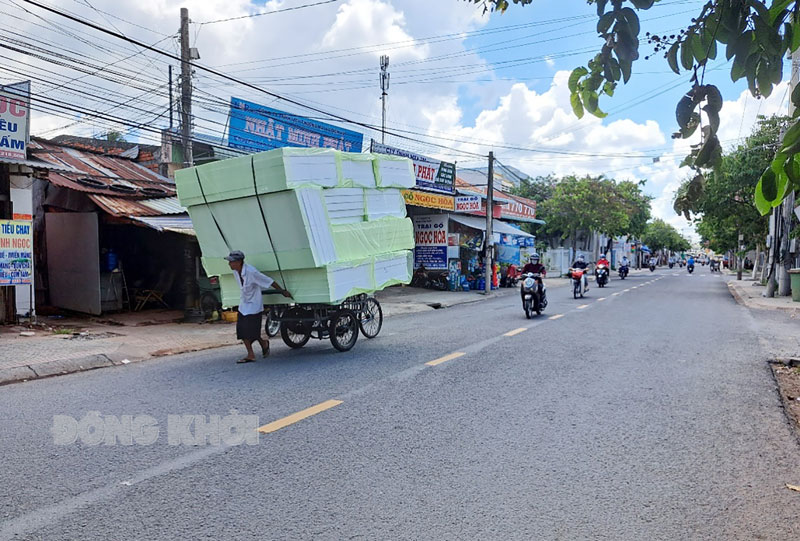 Chở hàng hóa cồng kềnh rất dễ gây tai nạn giao thông.