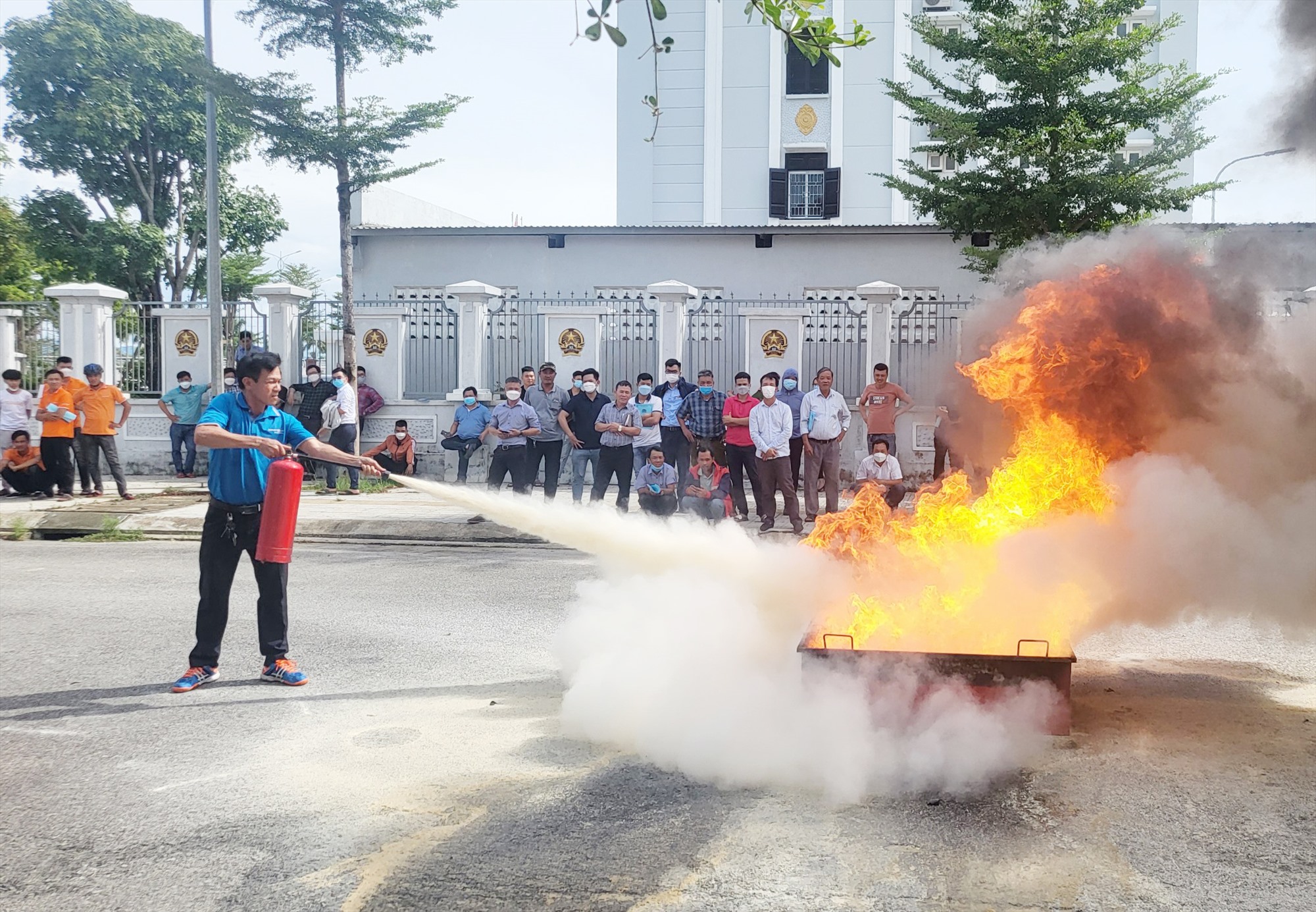 Hướng dẫn sử dụng phương tiện chữa cháy cho các hộ kinh doanh. Ảnh: Q.S