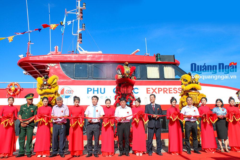 Các đại biểu cắt băng khai trương và đưa vào hoạt động tuyến tàu cao tốc Phú Quốc Express khởi hành từ Sa Kỳ đi Lý Sơn và ngược lại