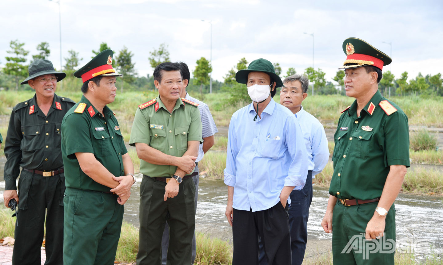 Đồng chí Nguyễn Văn Danh (thứ 2 từ phải qua) đi kiểm tra các khu vực thực binh phục vụ Diễn tập khu vực phòng thủ tỉnh Tiền Giang năm 2022.                                                                           Ảnh: Thanh Lâm