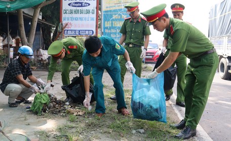 Thu gom rác thải nhựa trên tuyến đường ở xã Mỹ An.