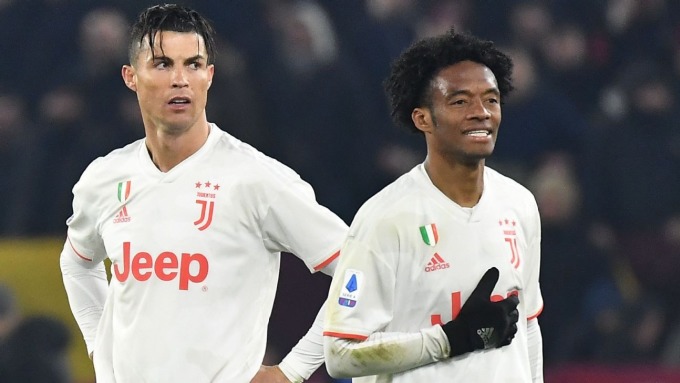 Cuadrado (phải) và Ronaldo thời còn cùng chơi cho Juventus. Ảnh: AFP