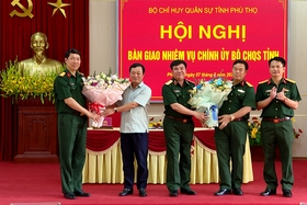 Bàn giao nhiệm vụ của Chính uỷ Bộ CHQS tỉnh