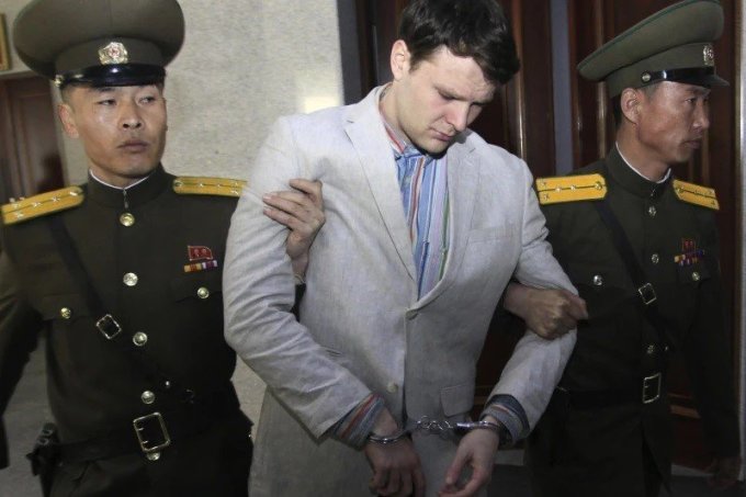 Otto Warmbier được áp giải đến tòa án tối cao ở Bình Nhưỡng, Triều Tiên vào tháng 3/2016. Ảnh: AP