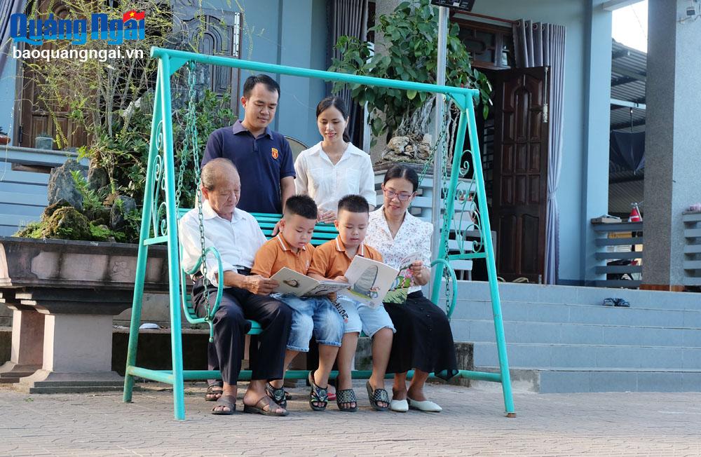 Vợ chồng chị Nguyễn Thị Kim Chi chọn sống chung với bố mẹ, để ông bà, con cháu có những giây phút sum vầy bên nhau.                                                 ẢNH: bẢO  HÒA