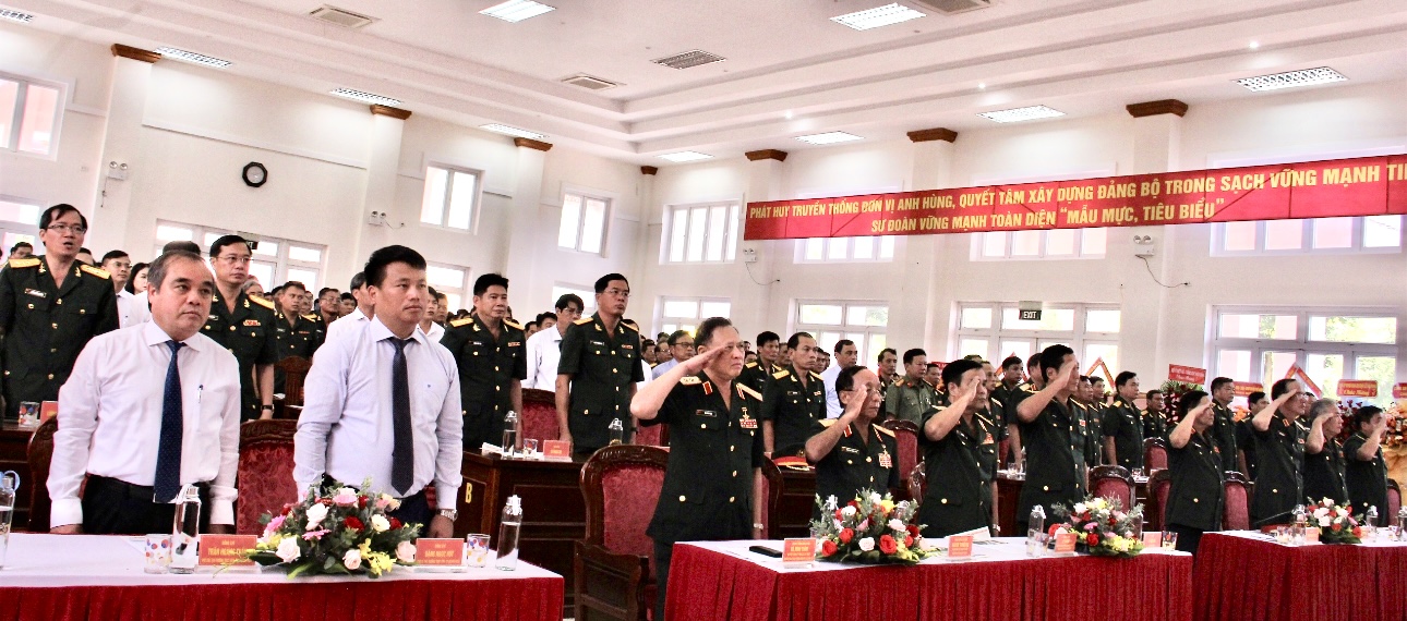 Các đại biểu tham dự Lễ đón  nhận Huân chương Bảo vệ Tổ quốc hạng Ba và Kỷ niệm 45 năm ngày Truyền thống Sư đoàn 307