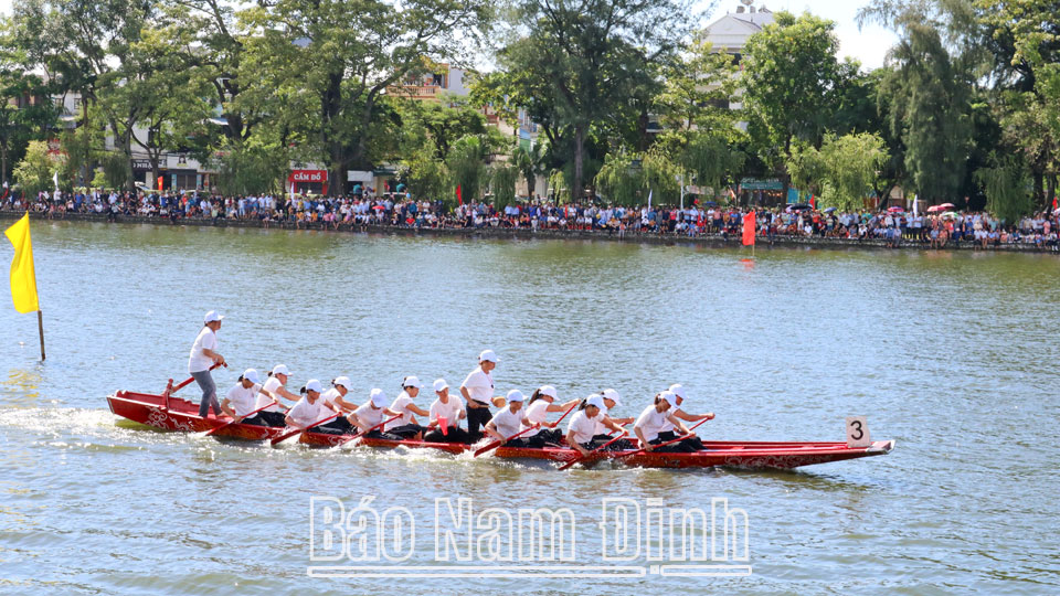 Đội bơi chải nữ huyện Giao Thủy tranh tài tại Giải Bơi chải tỉnh năm 2022 xuất sắc đoạt giải Nhất.