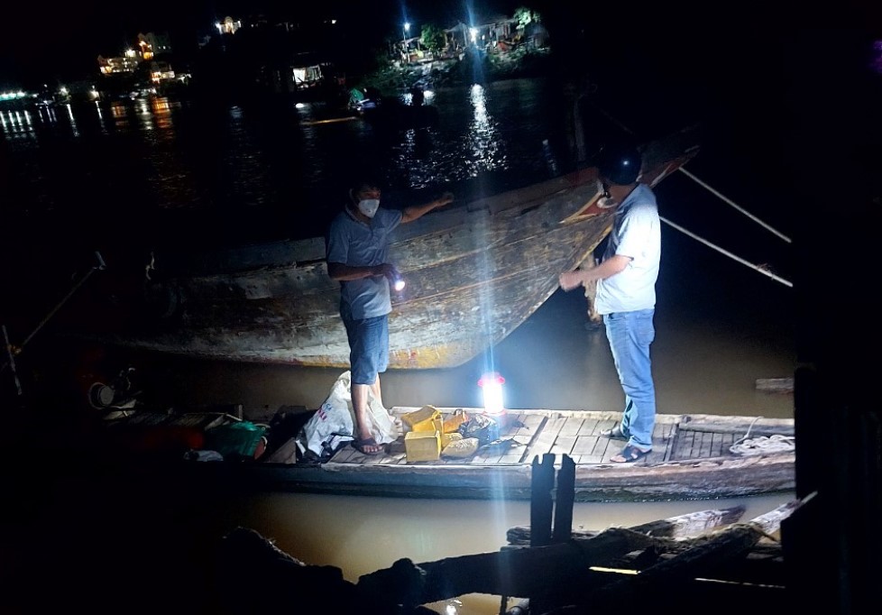 An Giang: Tạm giữ khẩn cấp 5 người liên quan nghi là nhóm buôn lậu vàng - Ảnh 1.