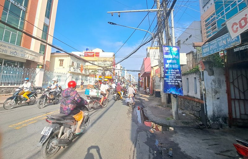 Lắp đặt camera theo dõi vi phạm tại chốt đèn đỏ ngã tư Quốc tế, Phường 1, TP. Bến Tre.