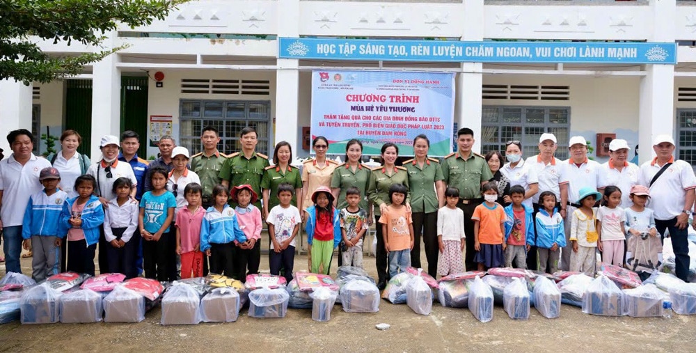 Trao tặng quà cho học sinh DTTS có hoàn cảnh khó khăn