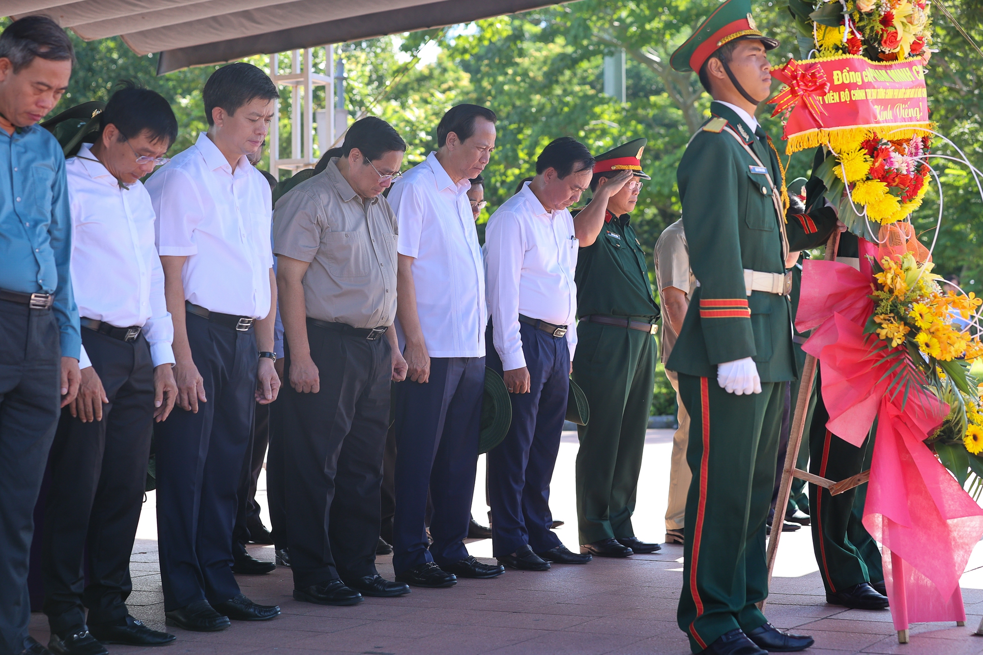 thu tuong pham minh chinh vieng cac nghia trang liet si tri an cac gia dinh chinh sach hinh 1