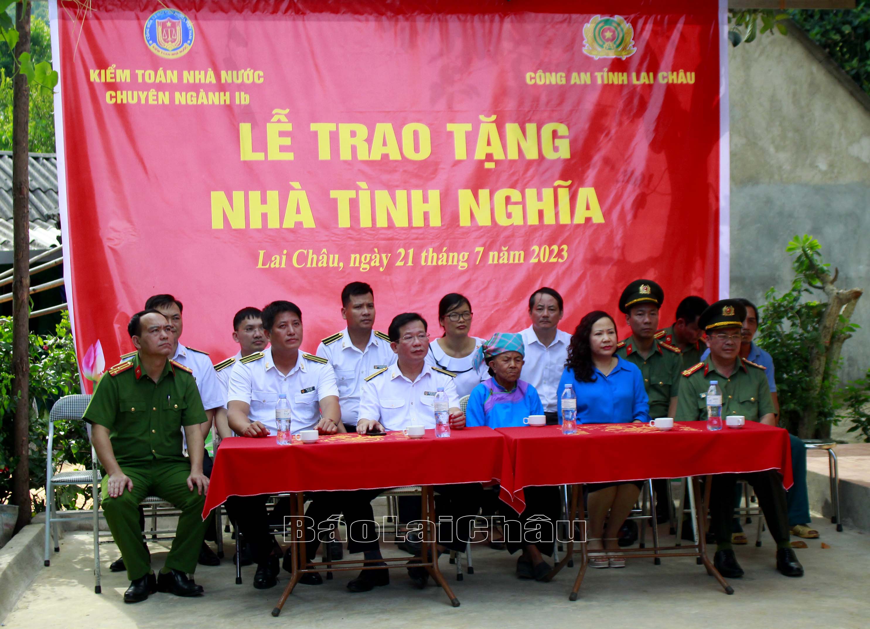 Quang cảnh Lễ trao tặng Nhà tình nghĩa. 